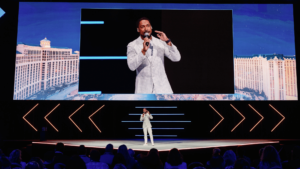 Scottsdale-Corporate-Event-Emcee-is-onstage-and-on-screen-for-Hilton-Corporate-Conference